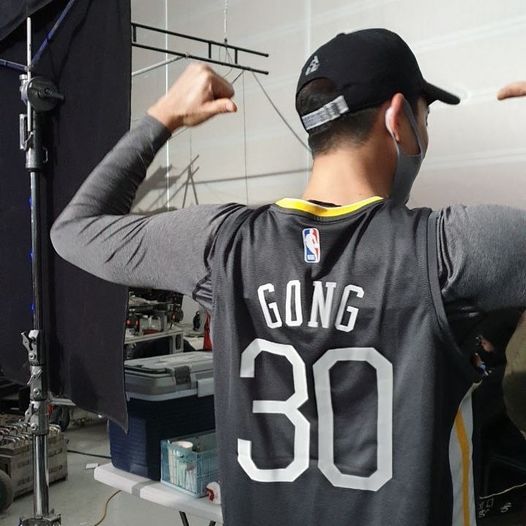 Gong Yoo cũng tiếp tục đăng tải bức ảnh chụp từ phía sau, khoe con số 30 cùng họ Gong trên chiếc áo bóng rổ màu đen xám.