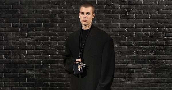 Justin Bieber bỏ nghề hát đi làm "linh mục" cho hãng thời trang Balenciaga?