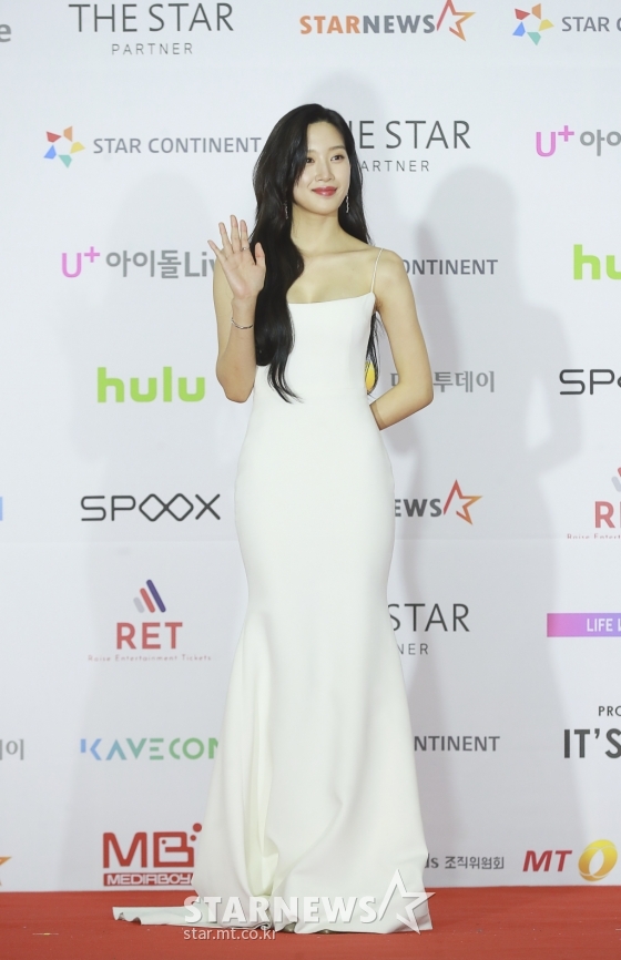 Không ngoa khi nói rằng Moon Ga Young là nữ thần thế hệ mới của xứ Hàn. DIện bộ váy dài trắng cúp ngực kết hợp kiểu tóc uốn gợn sóng, trông mỹ nhân 25 tuổi thực sự quyến rũ.