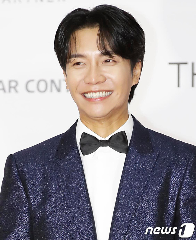 Lee Seung Gi rạng rỡ và điển trai trong bộ vest xanh đen và kiểu tóc bổ luống. Sau thời gian công khai hẹn hò, trông nam diễn viên có phần phát tướng hơn trước
