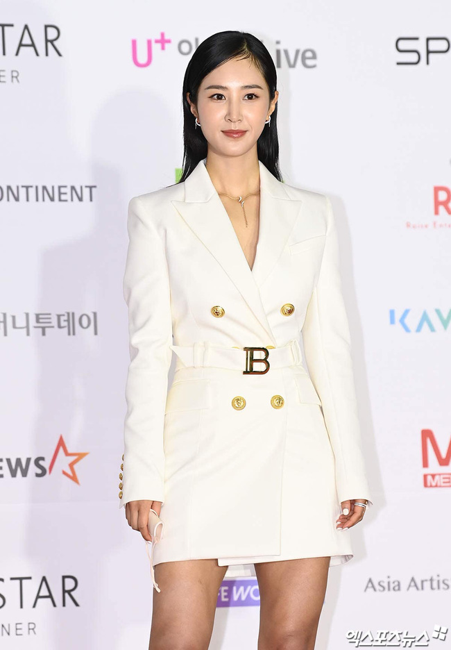 Yuri (SNSD) toát lên vẻ tổng tài sang cảnh trong mẫu váy kiểu vest màu trắng chiết eo. Kiểu tóc thả dài vén sau tai kết hợp loạt trang sức khiến nữ diễn viên thêm phần sang trọng.
