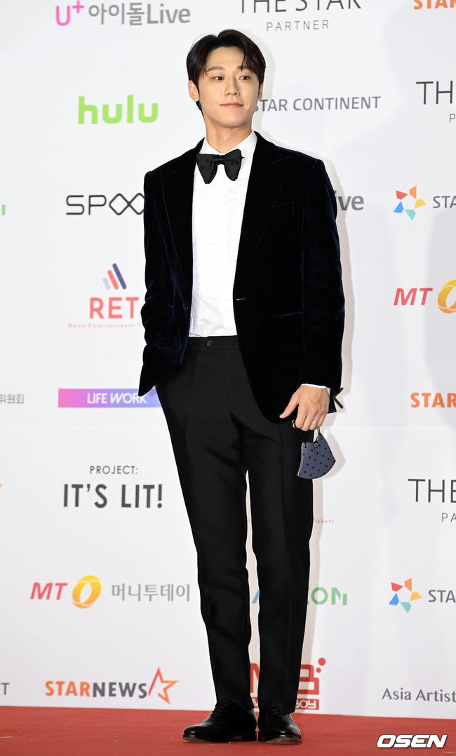 Nam diễn viên Lee Do-hyun lạ bảnh bao trong bộ vest đen nhung. Có thể nói, anh đang là một trong những ngôi sao đang lên của xứ Hàn, nhận được nhiều sự quan tâm từ khán giả.