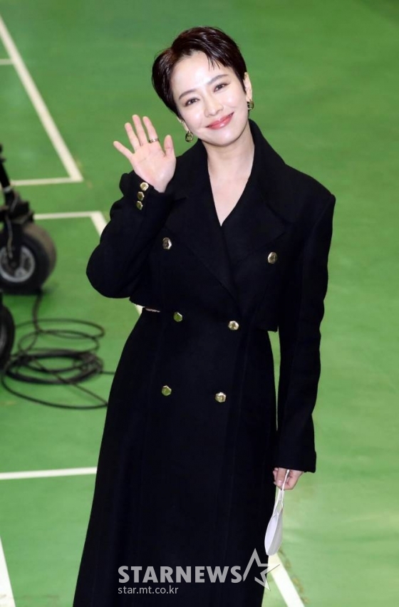Xuất hiện tại sự kiện, Song Ji Hyo (Running Man) chiếm trọn spotlight khi khoe trọn vẻ cuốn hút với mái tóc ngắn cá tính, khác xa với hình ảnh nhẹ nhàng thường ngày. Mợ ngố cũng xuất sắc chiến thắng được giải 'Nữ diễn viên được yêu thích nhất' năm nay.