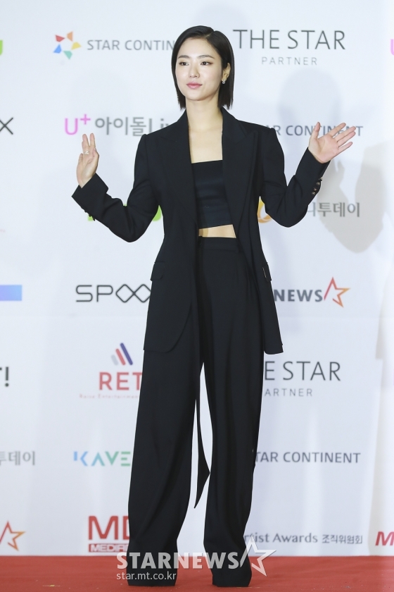 'Người tình màn ảnh' của Song Joong Ki - Jeon Yeo Bin xuất hiện độc đáo trong bộ trang phục đen hở eo gợi cảm.