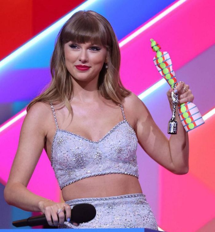 Taylor Swift là sao nữ đầu tiên trong lịch sử Spotify đạt 8 tỷ streams trong vòng 1 năm