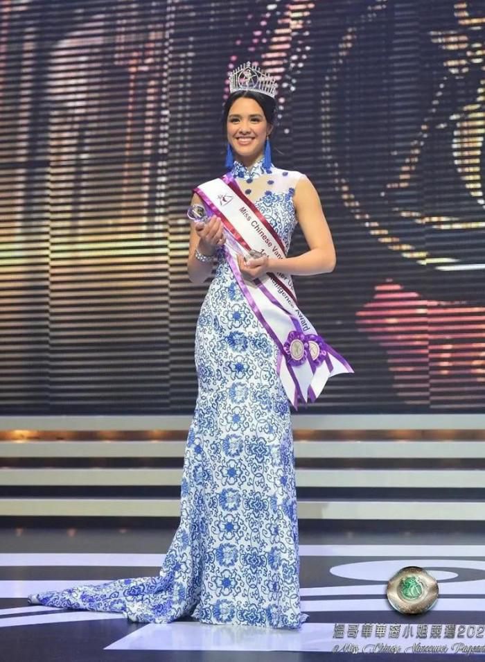 Trương Mẫn Quân - con gái của nữ diễn viên nổi tiếng Hong Kong gốc Việt Chung Lệ Đề, đã giành được ngôi vị Á hậu tại vòng chung kết Miss Chinese Vancouver 2021