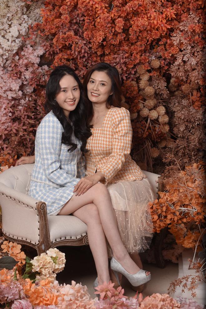 Hoa Thúy đã cùng cô con gái Thiên Nga thực hiện một bộ ảnh cùng nhau để lưu lại kỷ niệm dịp Giáng sinh này.