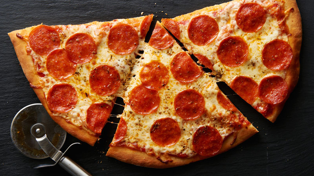 Ngày nay, ước tính có khoảng 5 tỉ chiếc pizza được tiêu thụ trên toàn thế giới mỗi năm (tính riêng ở Mỹ là 350 lát/giây).