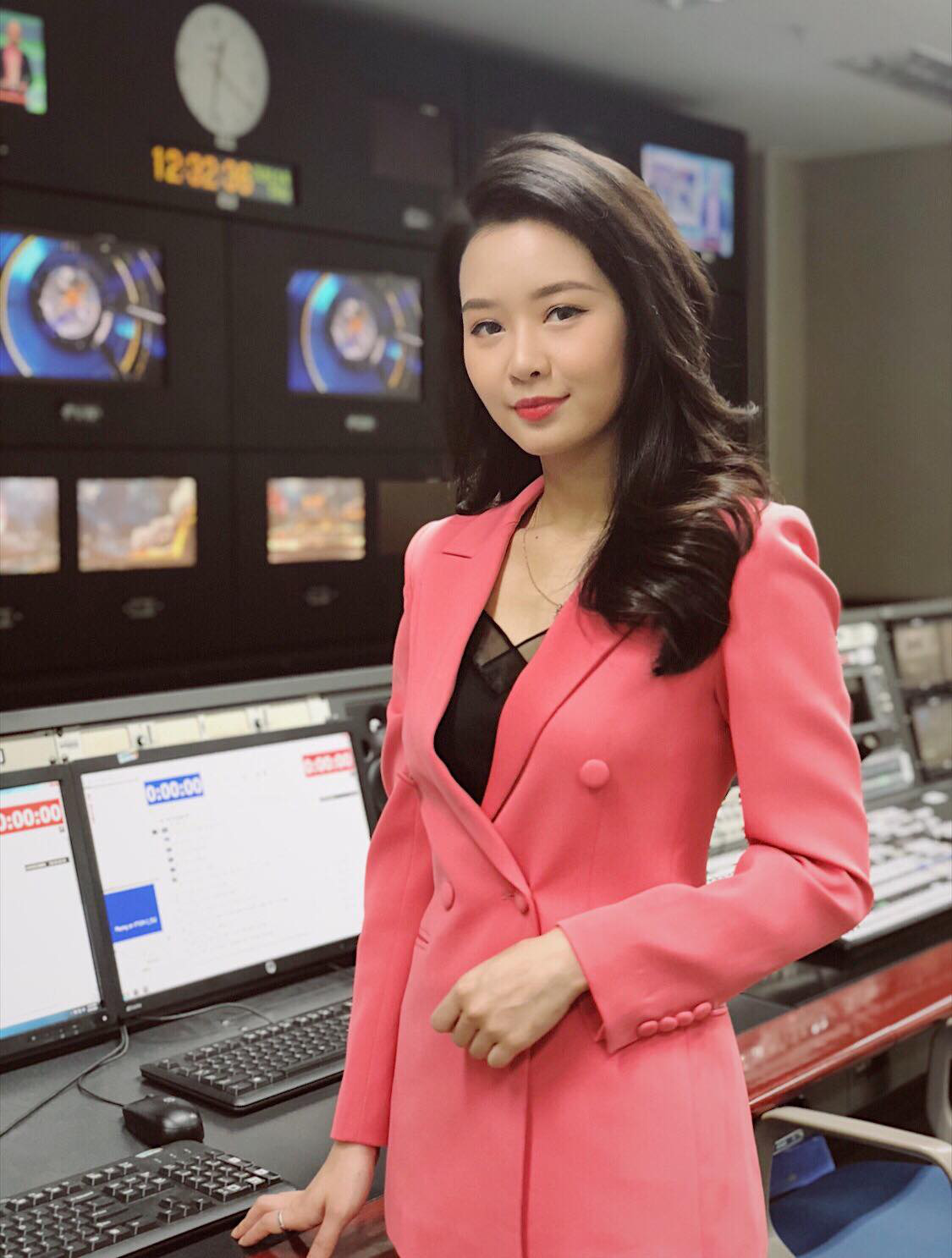 Minh Hằng được biết đến là nữ BTV dày dặn kinh nghiệm của bản tin Tài chính Kinh doanh. Người đẹp 8x sở hữu vẻ ngoài dễ thương, tươi tắn, thậm chí còn được mệnh danh là BTV có gương mặt trẻ nhất của Trung tâm tin tức VTV24.