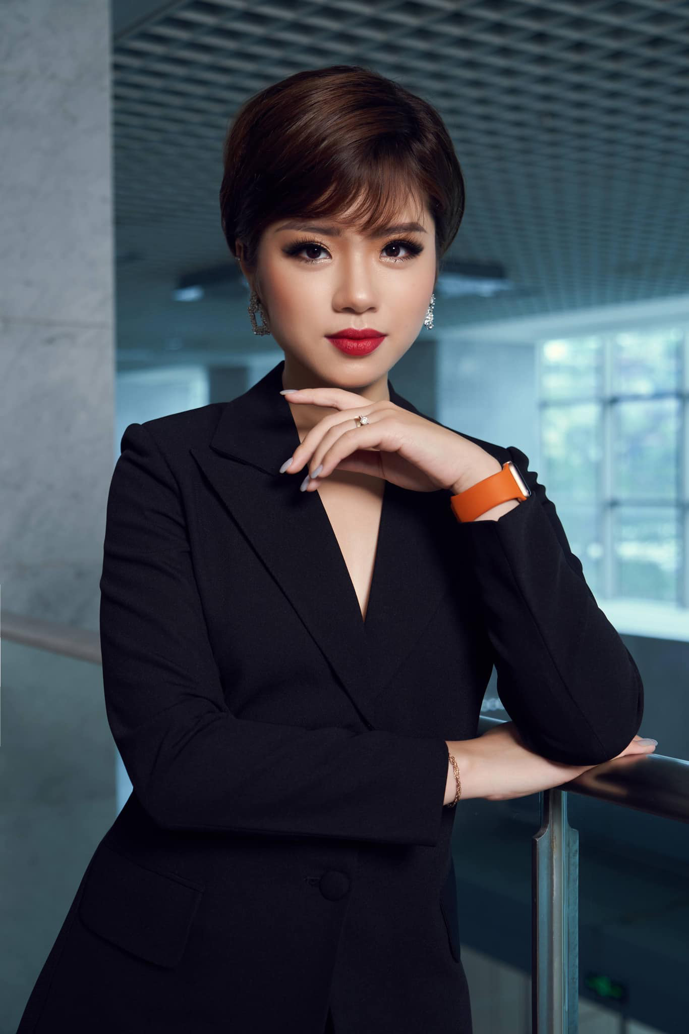 Nữ BTV xinh đẹp Thái Trang được biết đến là MC của chương trình Cất cánh trên kênh VTV3. Cô nàng từng khiến khán giả bất ngờ khi thay đổi phong cách tóc ngắn cá tính. Dù vậy tạo hình mới mẻ này lại giúp cô nàng nhận về nhiều lời khen vì quá hợp với cô nàng.