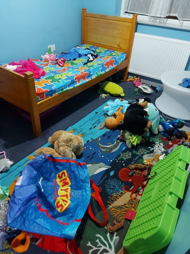 Căn phòng màu xanh của cậu bé Dylan, 3 tuổi đến từ Suffolk lại ngập tràn trong đống đồ chơi mà cậu thích nhất