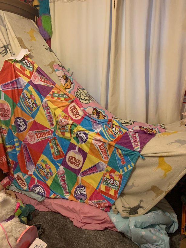 Darcy May, 7 tuổi đến từ Reading đã sáng tạo chiếc giường của mình làm từ đống chăn và đồ chơi