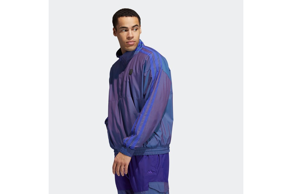 Chiếc áo khoác màu dừa cạn sáng bóng từ nhà Adidas được sản xuất riêng cho 'dân bóng rổ', tuy nhiên bạn có thể mặc chúng như một bộ outfit đường phố khi kết hợp với quần đùi bóng rổ hoặc khoác bên ngoài chiếc áo sơ mi cùng tone.