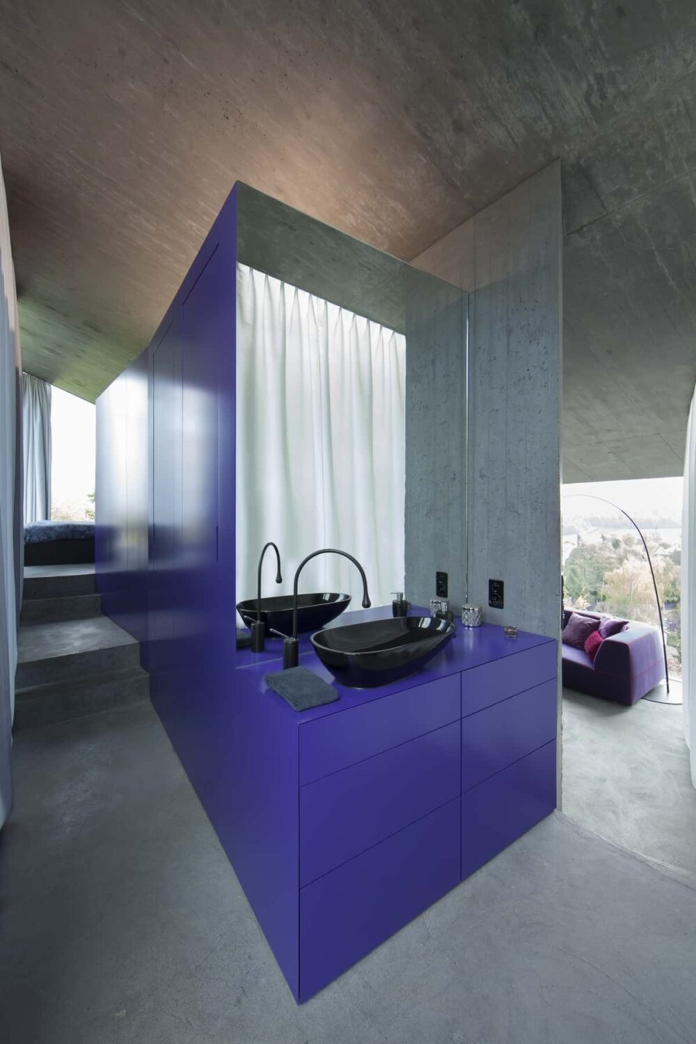 Phòng tắm ấn tượng với kệ tủ và bức tường màu Very Peri.