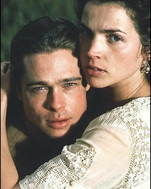 Năm 1994, Brad và Julia Ormond đóng vai tình nhân trong bộ phim truyền hình 'Legends of the Fall', thời điểm đó cả hai liên tục vướng vào tin đồn 'phim giả tình thật' dù họ chưa từng thừa nhận trước báo chí.