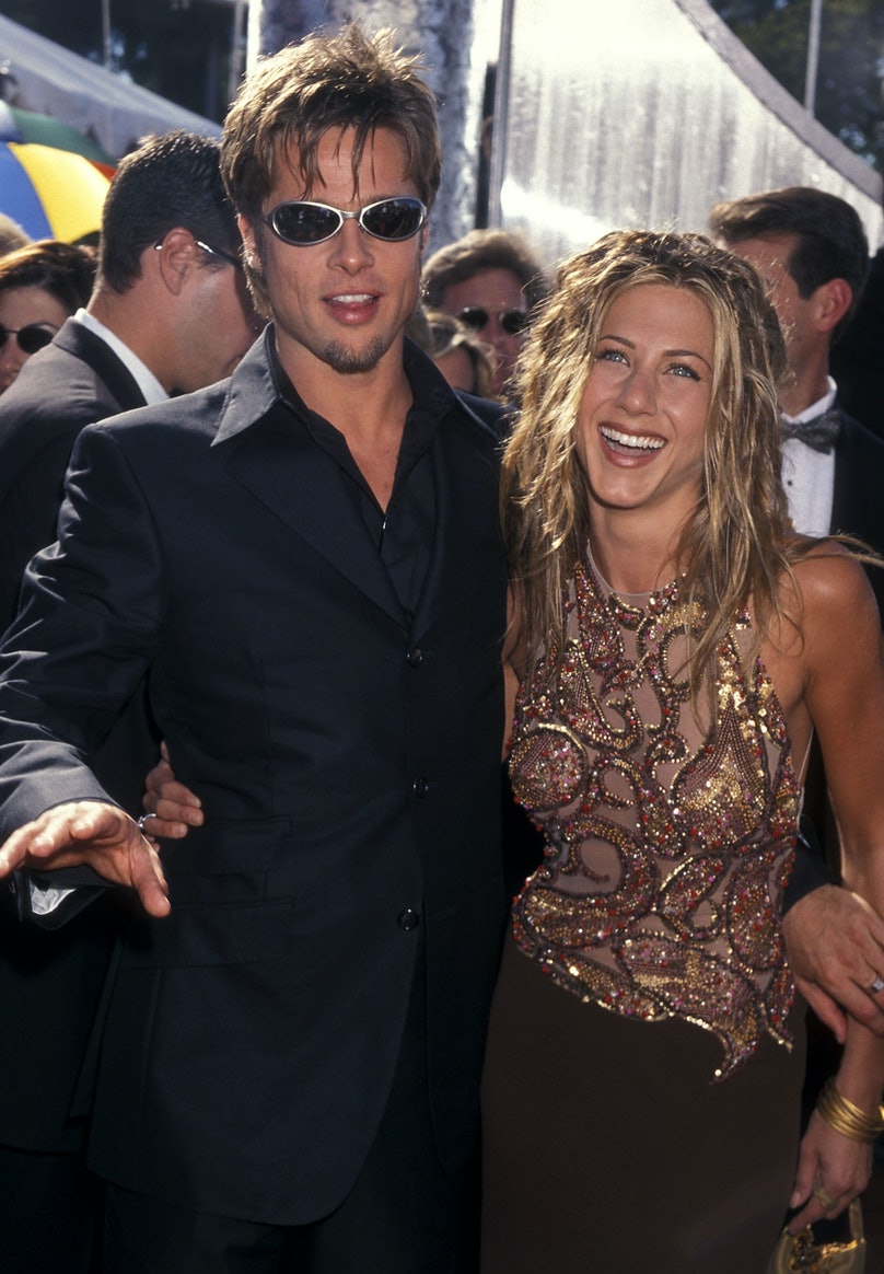 Cuối năm 1998, Brad Pitt chính thức hẹn hò nữ diễn viên 'Friends' Jennifer Aniston nhờ mai mối từ người quen. Sau khi công khai mối quan hệ, họ trở thành cặp đôi đình đám, quyền lực nhất nhì của Hollywood, tốn bao nhiêu giấy mực của báo chí kể từ khi kết hôn vào năm 2000.