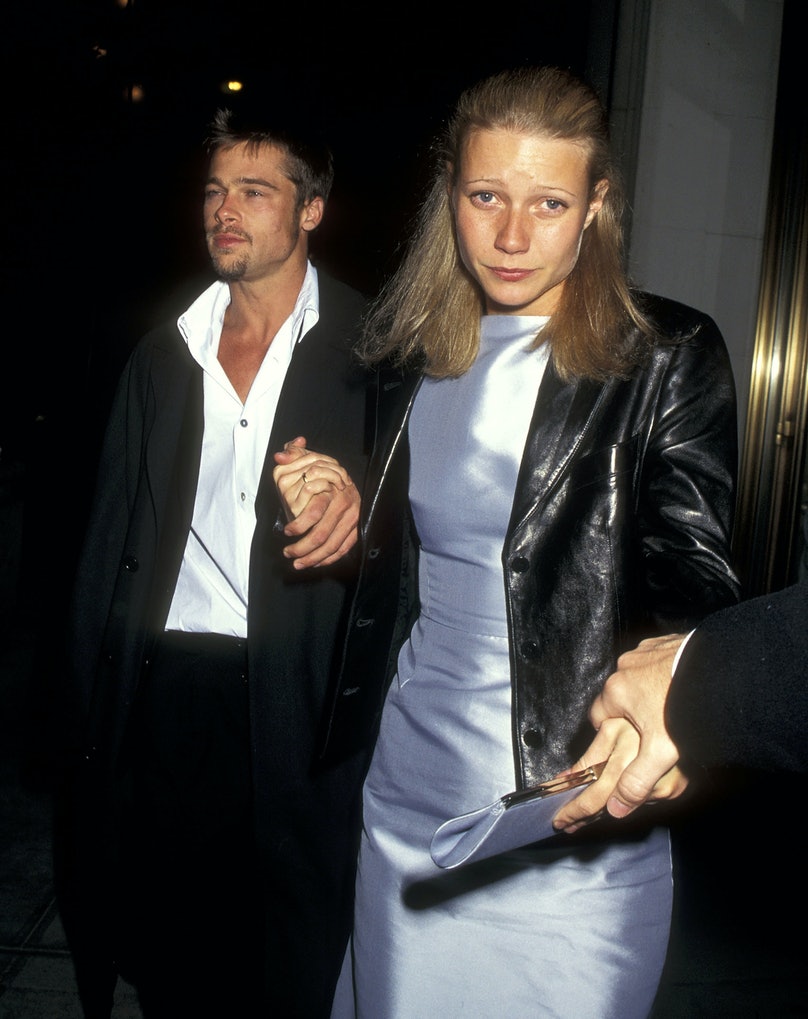 Brad Pitt và Gwyneth Paltrow từng là một cặp sao đình đám vào giữa thập niên 1990. Hai người yêu say đắm đến nỗi từng cắt tóc giống hệt nhau. Brad khi ấy cũng đã cầu hôn minh tinh 'Shakespeare đang yêu' và ước hẹn đến một gia đình hạnh phúc. Thế nhưng đáng tiếc cuối cùng mối tình đẹp của họ tan vỡ vào năm 1997 sau 3 năm bên nhau. Nguyên nhân chia tay được cho là vì Gwyneth chưa muốn kết hôn và sinh con. 