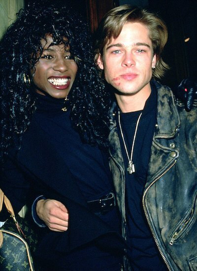 Giai đoạn từ 1987 đến 1989, Brad Pitt đã hẹn hò với ca sĩ người Mỹ Sinitta Malone. Nam diễn viên này đã sớm rung động trước Sinitta ngay khi nhìn thấy cô trên truyền hình và yêu cầu nhân viên của mình gọi cho cô ngay sau đó. Thế nhưng sau 2 năm hẹn hò, Sinitta là người nói lời chia tay nam diễn viên điển trai này. Nhìn lại quãng thời gian yêu đương, nữ ca sĩ sinh năm 1963 vẫn dành những lời có cánh cho bạn trai cũ: 'Tôi đã yêu anh ấy trong 2 năm, anh ấy thật điển trai với thân hình tuyệt vời. Anh ấy luôn vui vẻ, trẻ trung và ngọt ngào.'