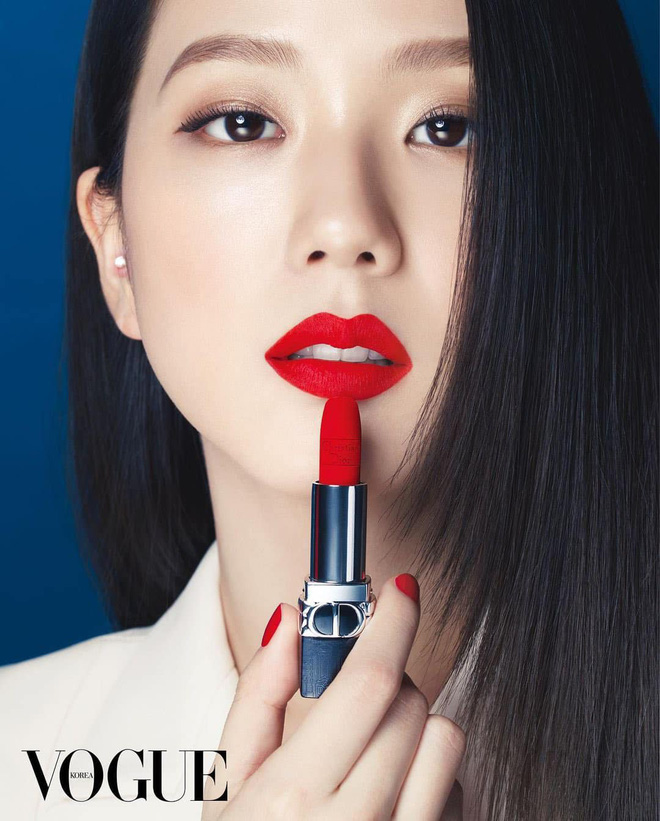 Jisoo đẹp như nàng thơ trên tạp chí Vogue Korea