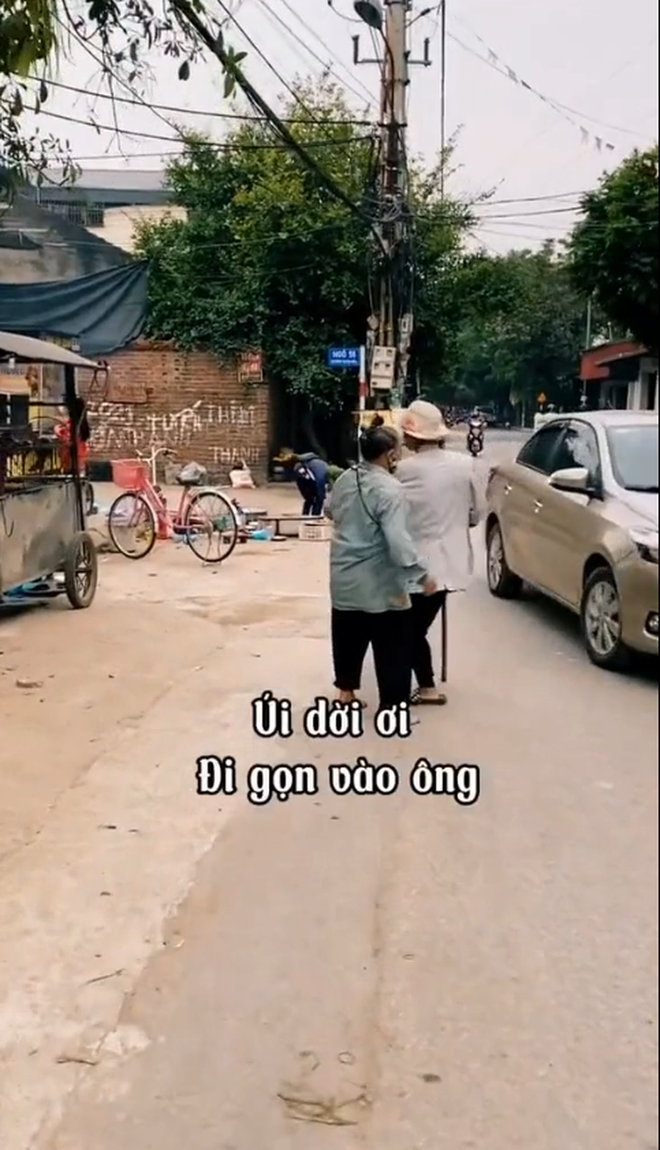 Ông có một cô con gái đang làm tiệm cắt tóc gội đầu nên thường đích thân đi bộ xuống thăm con cháu.