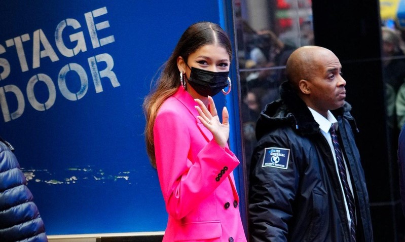 Diện mốt "no bra", Zendaya vẫn kín đáo, cổ điển tại sự kiện quảng bá "Spider-Man: No Way Home"