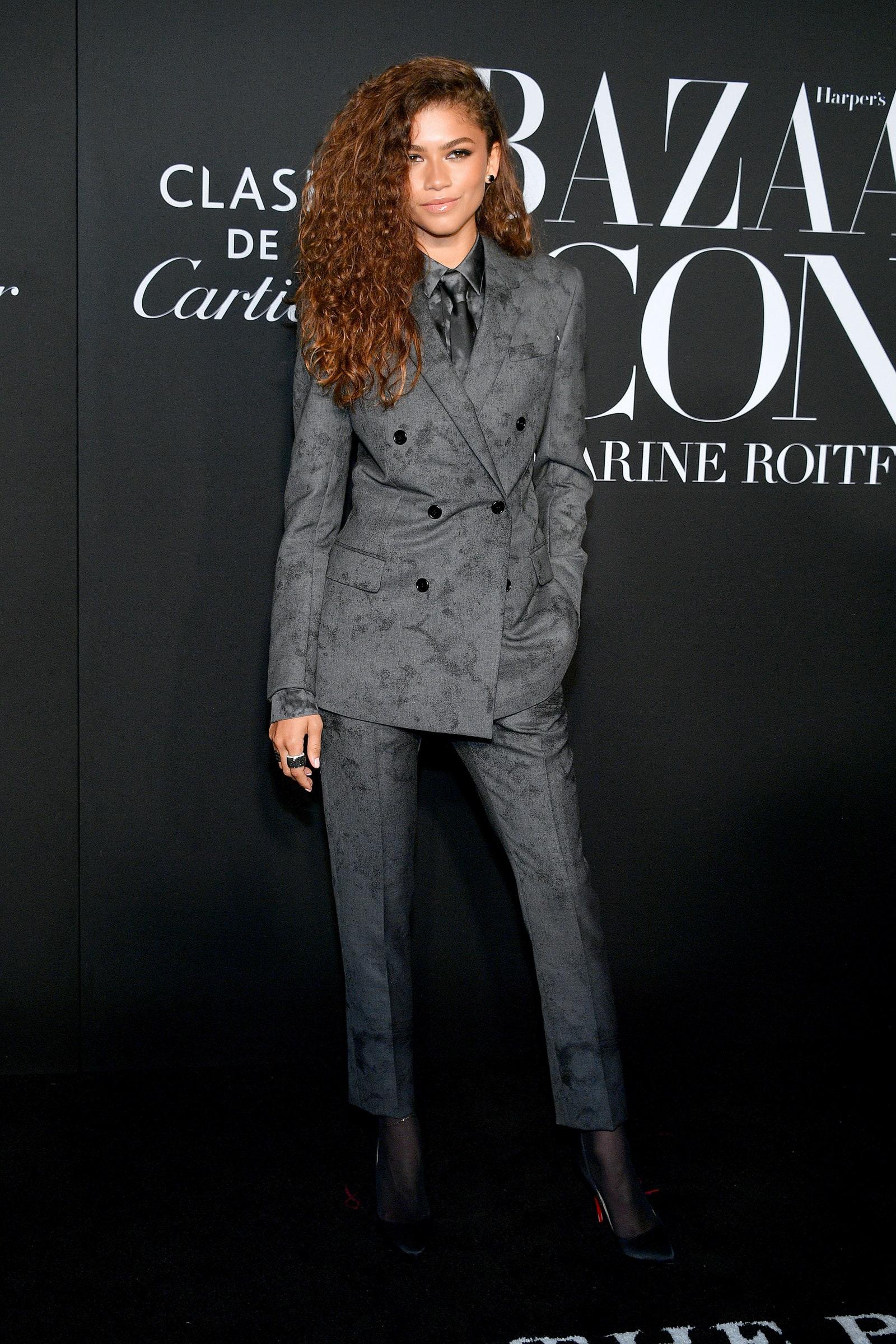 Tại sự kiện của Harper Bazaar trong Tuần lễ thời trang New York 2019, Zendaya mặc bộ suit xám kết hợp với mái tóc xoăn màu nâu sáng. Trông cô nàng vừa toát lên vẻ gai góc, cá tính nhưng vẫn giữ được nét quyến rũ đặc trưng,