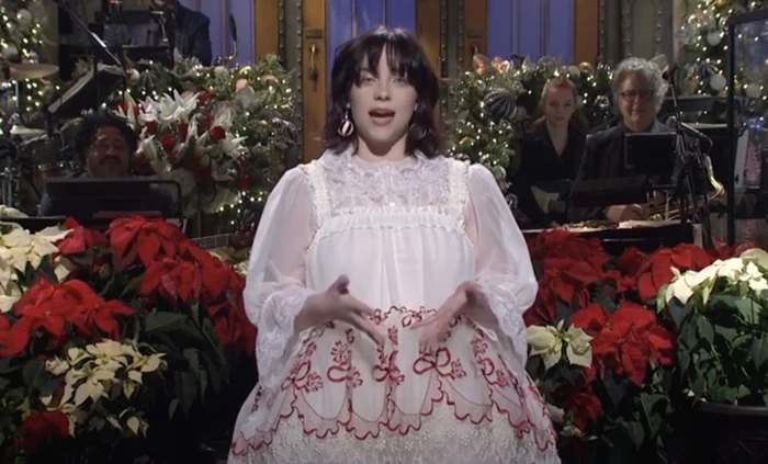 "Đại cách mạng" hình ảnh của Billie Eilish: Diện váy "bánh bèo" điệu đà lên Saturday Night Live
