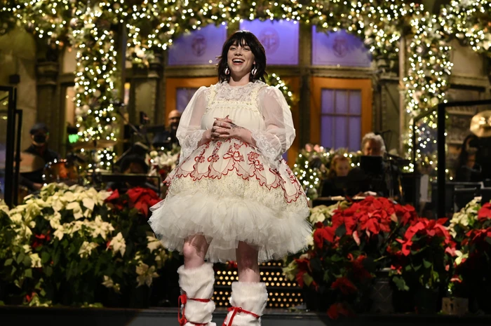 Rũ bỏ hình tượng mạnh mẽ, Billie Eilish diện váy 'bánh bèo' điệu đà lên Saturday Night Live
