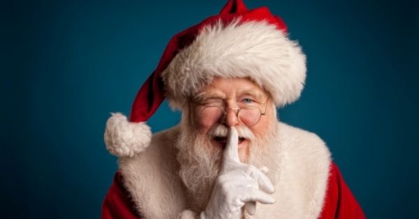 Điều chưa biết về ông già Noel: Xuất thân là "yêu tinh", không phải lúc nào cũng mặc đồ màu đỏ