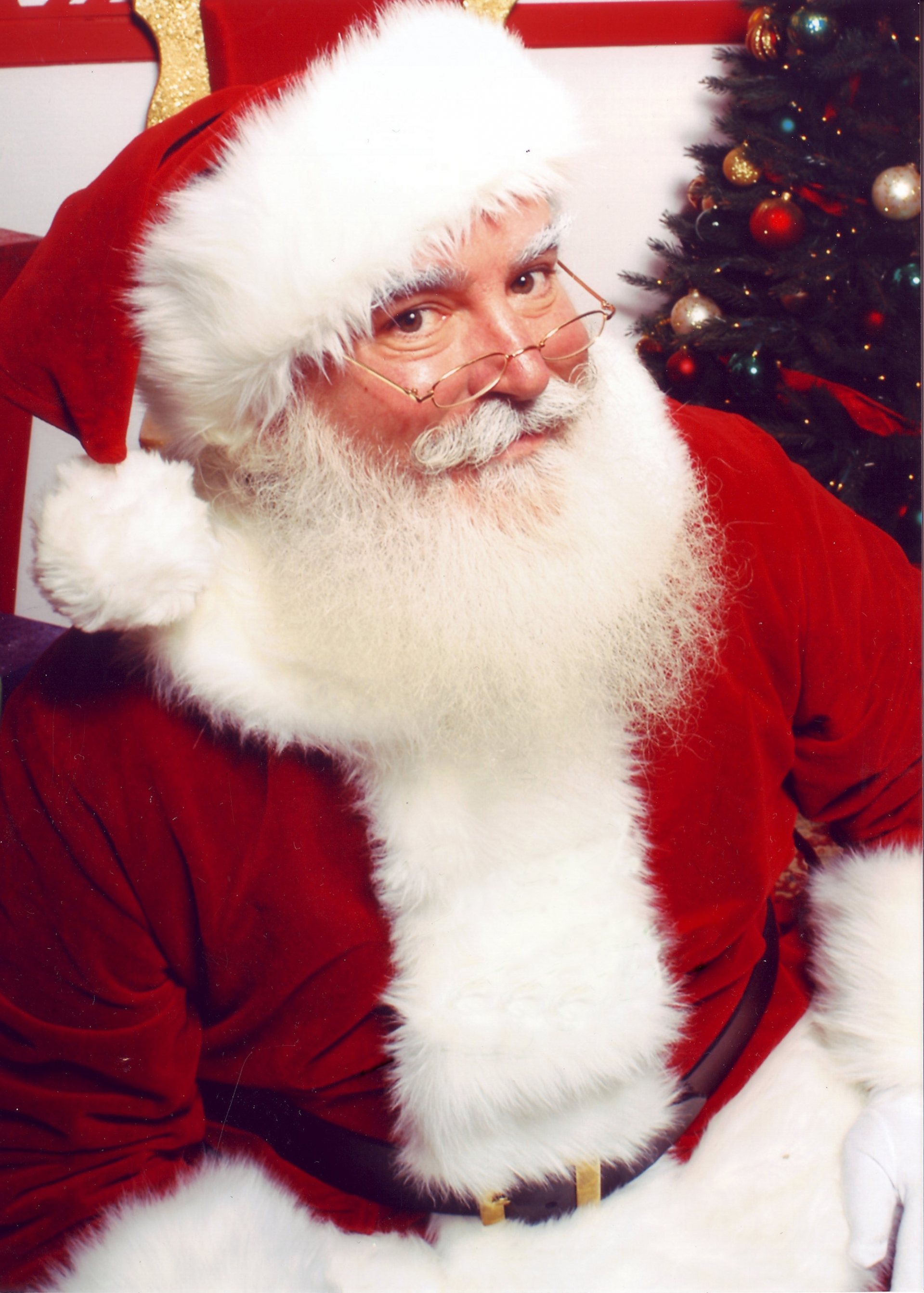 Hình ảnh ông già Noel mặc một chiếc áo màu đỏ đã gắn liền trong tâm trí mỗi người cho đến ngày hôm nay.