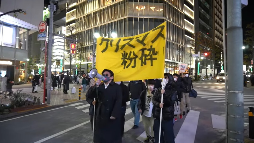 Loạt thanh niên FA Nhật Bản đổ xô ra đường phản đối hẹn hò đêm Giáng sinh - Ảnh 4