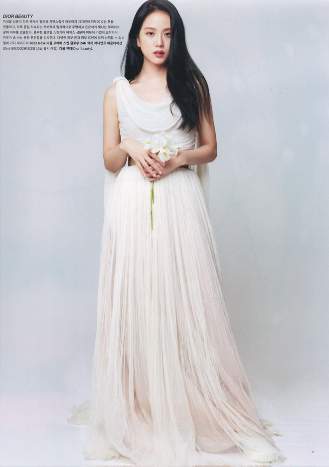 Jisoo lại mang vẻ đẹp tối giản nhưng vẫn đằm thắm trong tấm váy trắng khi xuất hiện trên bìa khai niên tạp chí Dazed Korea.