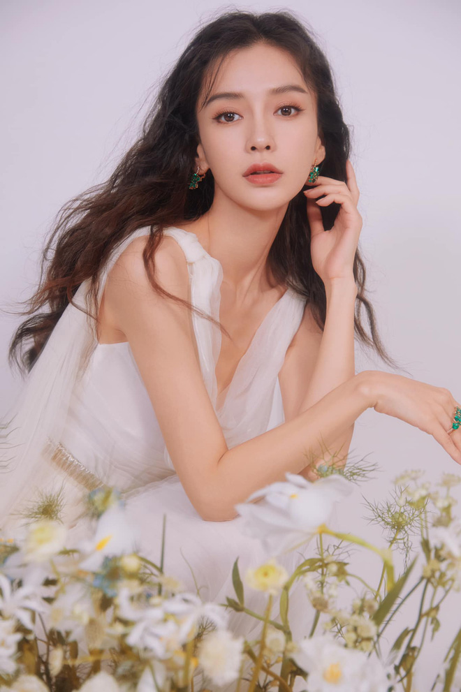 Angelababy và Jisoo đã có màn so kè nhan sắc trong chiếc váy trắng điệu đà đến từ BST Dior Resort 2022.