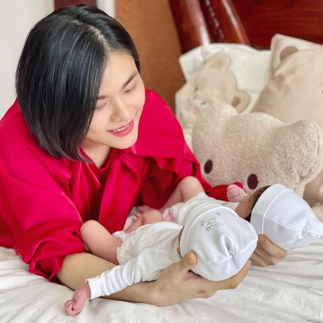 Vân Trang chính thức hạ sinh một cặp song sinh gái tên là Quinisha và Quianna vào đúng ngày kỷ niệm 6 năm yêu của vợ chồng cô.