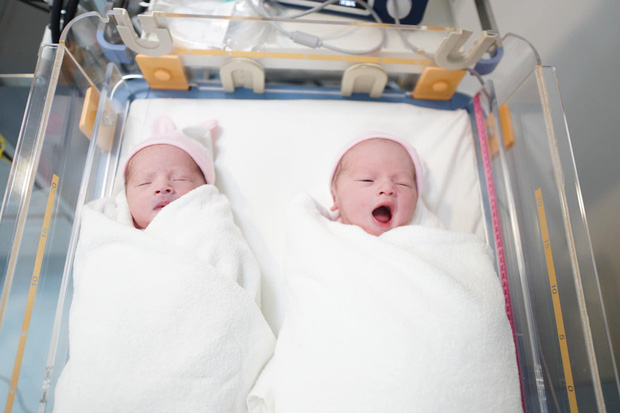 Diễm Châu vui mừng thông báo đã hạ sinh đôi nhóc tỳ bằng phương pháp sinh mổ: