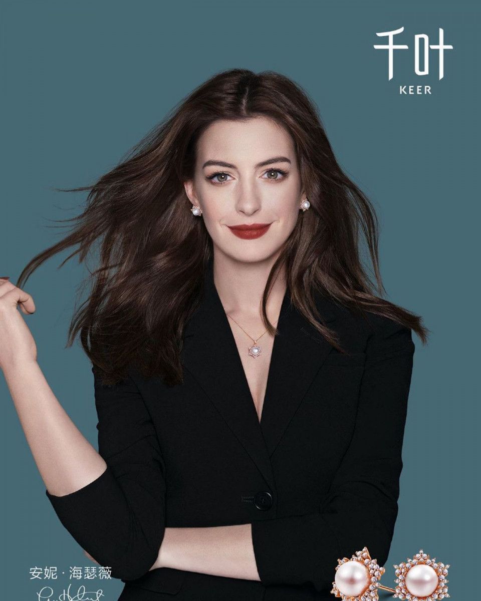 Không chỉ gây chú ý bởi nét diễn tròn vai, Anne Hathaway còn thường xuyên được xếp vào hàng ngũ phụ nữ đẹp nhất thế giới.