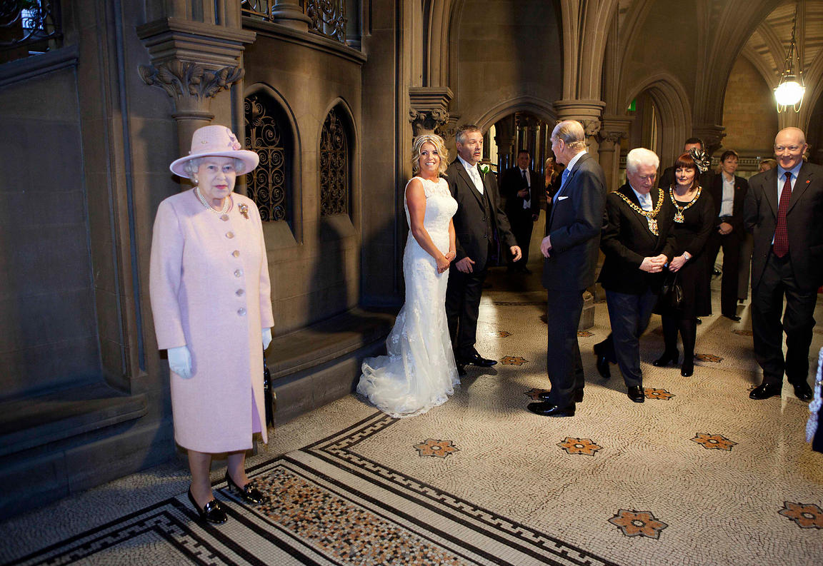 Frances và John Canning đã vô cùng bất ngờ và hạnh phúc khi Nữ hoàng cùng Hoàng tử Philip bất ngờ xuất hiện với tư cách khách mời danh dự trong ngày trọng đại của họ.