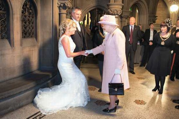 Điều mà ai nấy đều không ngờ đó là phía cung điện đã bí mật sắp xếp cho vợ chồng nữ hoàng Anh một chuyến thăm bất ngờ tới đám cưới của họ.