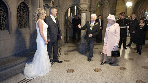 Cặp đôi thường dân được nữ hoàng Elizabeth II đến dự đám cưới