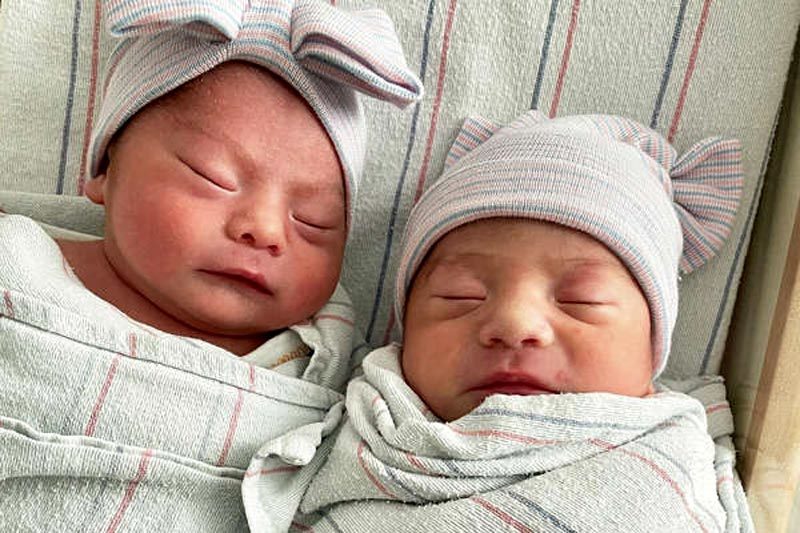 Cặp sinh đôi chào đời vào 2 năm khác nhau