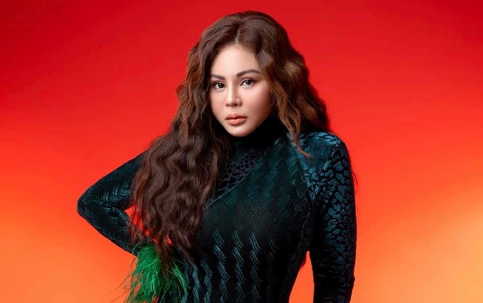 Lên chức bà nội nhưng Lê Giang vẫn diện bodysuit khoe đường cong ở tuổi 50: Quyến rũ hay phản cảm?