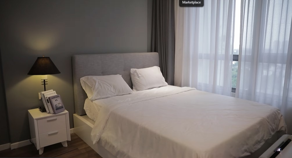 Không gian ngủ tuy nhỏ nhắn nhưng lai tiện nghi và thoải mái bởi tone màu đơn giản
