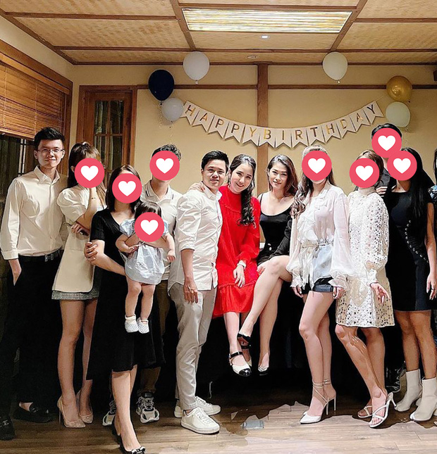Trong dịp sinh nhật bà xã, Phan Thành cũng hộ tống cô đi chơi và họ dường như luôn kề cận và chụp ảnh tình tứ với nhau.