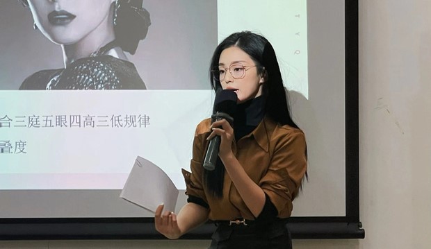 Nữ giảng viên Đại học Thanh Hoa xinh ngất ngây trên bục giảng