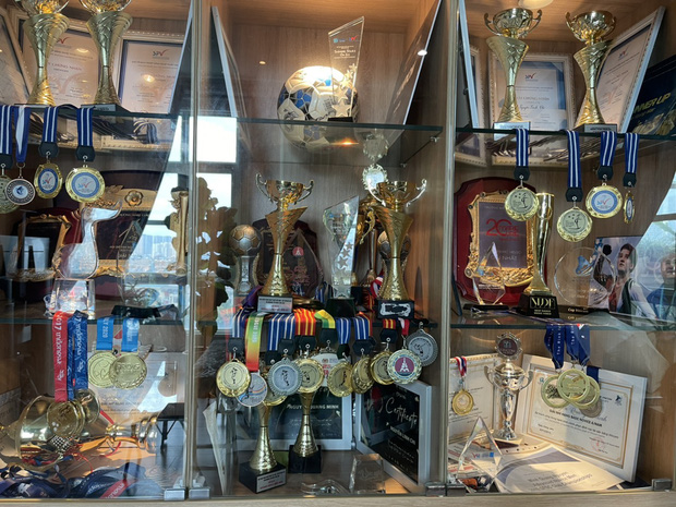 Tủ kính ngập tràn huy chương, giải thưởng của Quang Minh