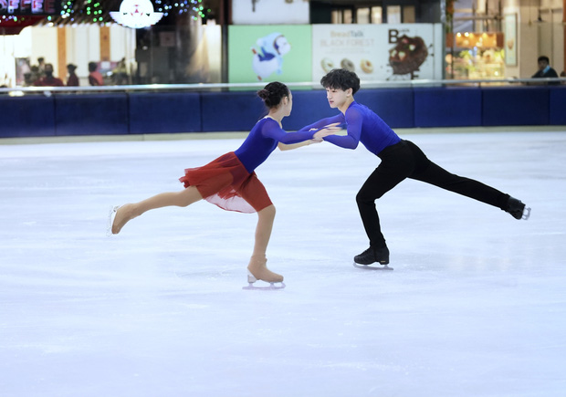 Quang Minh cùng em gái - Linh Chi đã giành được Huy chương Vàng cả lĩnh vực thi đôi và cá nhân tại Giải trượt băng nghệ thuật châu Á năm 2018.