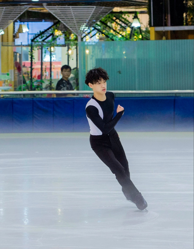 Nguyễn Quang Minh đang là cái tên được chú ý trên mạng xã hội khi là một vận động viên trượt băng nghệ thuật đạt nhiều thành tích cao trên sàn băng Việt lẫn quốc tế khi chỉ mới học lớp 11.