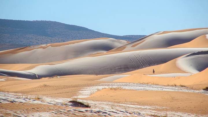 Khung cảnh sa mạc Sahara như một bức tranh băng giá tuyệt đẹp, cảm giác như được bước vào xứ sở mùa đông ở thị trấn Ain Sefra.