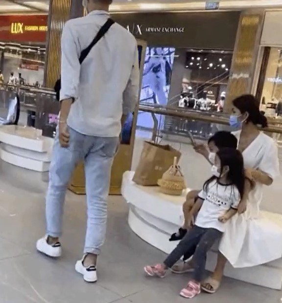 Hà Tăng bị bắt gặp đi shopping cùng các con của mình.
