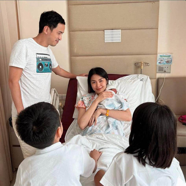 Sau khi sinh đứa con thứ 3 vào cuối năm 2020, Tăng Thanh Hà càng bận rộn với việc chăm sóc em bé và hai nhóc tỳ Richard và Chloe.